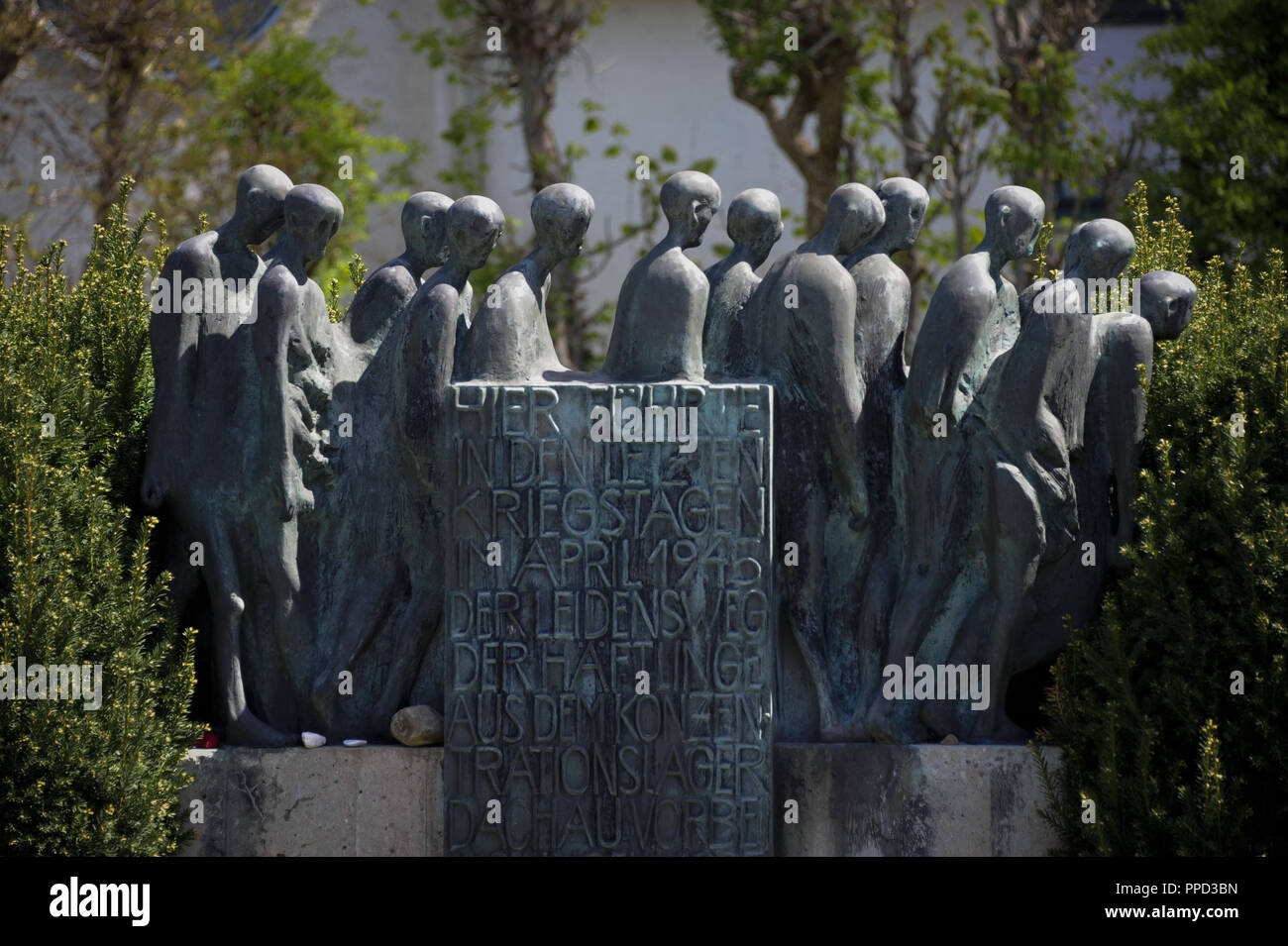 19 Wuermtal Tod März Denkmal zu Ehren von Zwi Katz und die anderen Überlebenden des Konzentrationslagers Dachau Tod März, auf der, im Frühjahr 1945, die erschöpften Häftlinge des KZ Dachau waren südlich durch die Wuerm Tal gefahren. Im Bild, eine der Gedenkstätten auf der Route. Stockfoto