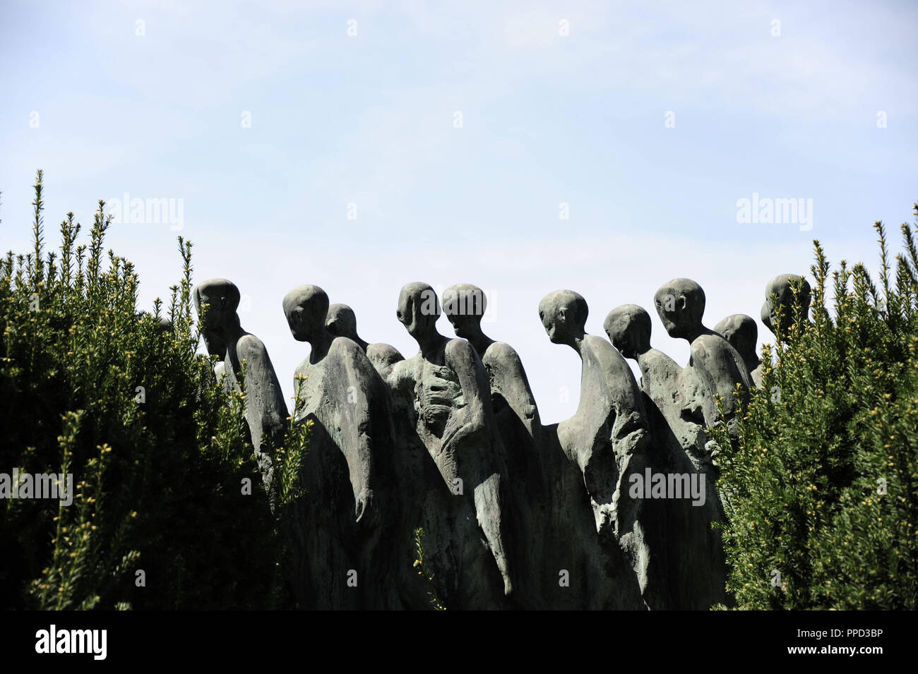 19 Wuermtal Tod März Denkmal zu Ehren von Zwi Katz und die anderen Überlebenden des Konzentrationslagers Dachau Tod März, auf der, im Frühjahr 1945, die erschöpften Häftlinge des KZ Dachau waren südlich durch die Wuerm Tal gefahren. Im Bild, eine der Gedenkstätten auf der Route. Stockfoto
