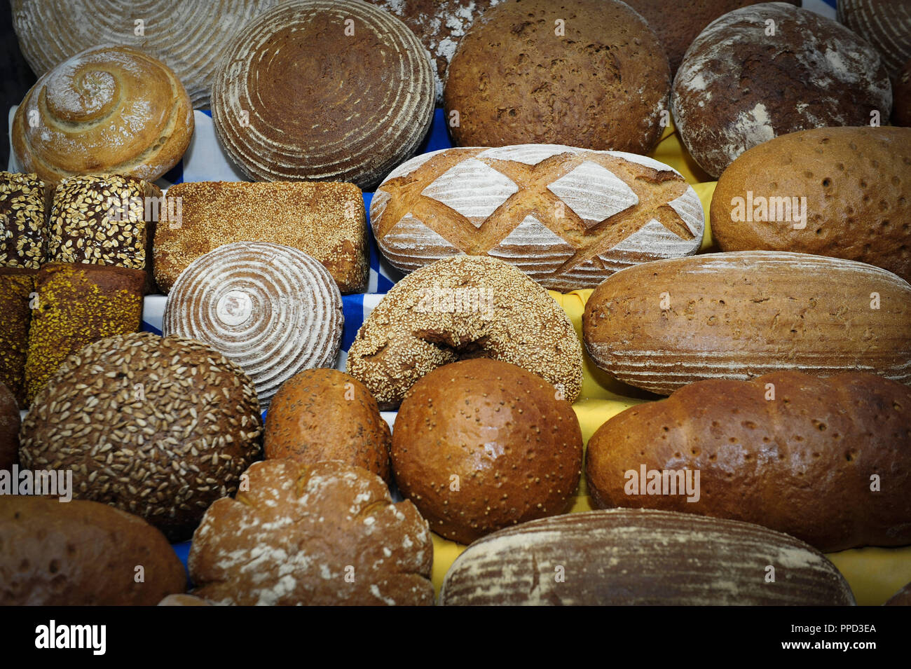 Geschnittenes Brot Laib Brot am 43. Inspektion der Baecker-Innung München und Landsberg (Baker's Guild München und Landsberg) in der Guild Hall an der Maistrasse 12. Stockfoto