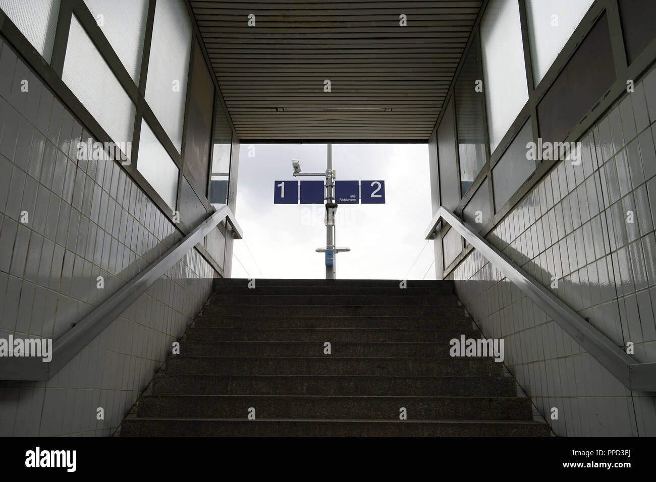 Keine Erreichbarkeit rund um die perlach Station an der Bahnübergänge, Altes Bahnhofsgebäude und Fußgänger-Unterführung. Stockfoto