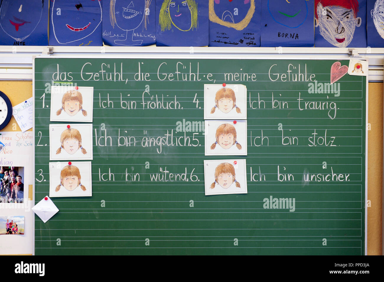 Deutschunterricht für Flüchtlingskinder und Kinder mit Migrationshintergrund in einer Übergangszeit Klasse an der Schwindschule in die Zentnerstrasse. Stockfoto