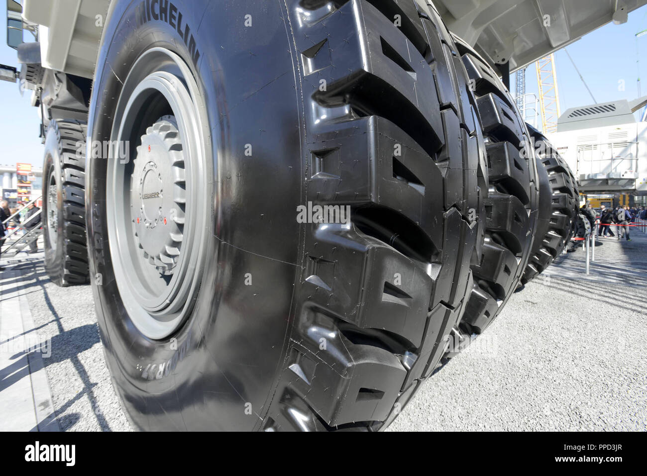 Aussteller auf der Bau- Messe "Bauma 2016" auf dem Messegelände in Riem. Im Bild sehr große Reifen gesehen werden kann. Stockfoto