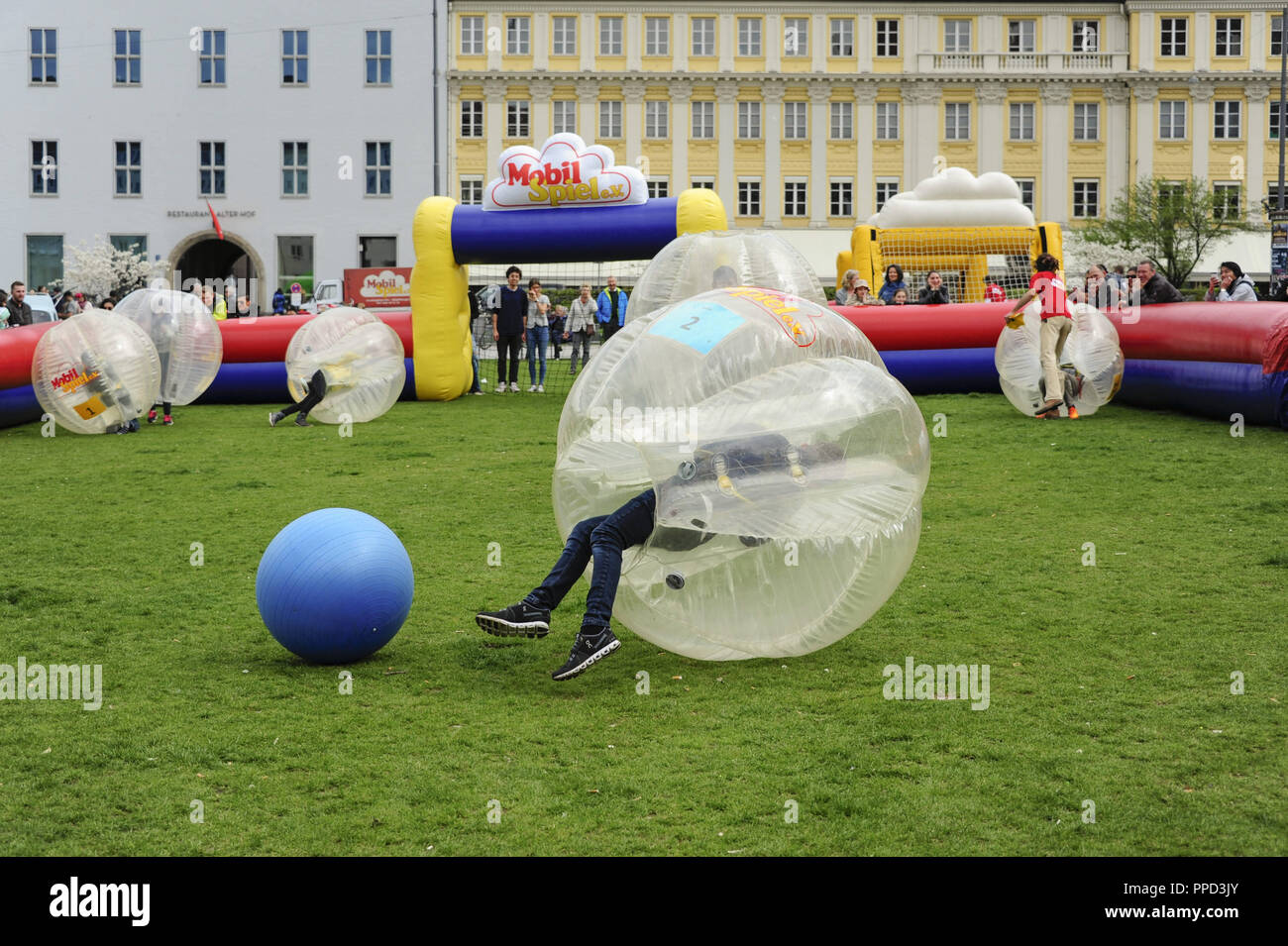 Groß, inklusive Fußball-Party des Vereins MobilSpiel e.V. am Münchener Marienhof. Unter dem Motto "Kicklusion... und alle kicken mit!' (Kicklusion... jeder mitspielen!) Kinder mit und ohne Behinderung sind, zusammen zu spielen, wie hier bei einer Blase Fußball-Spiel. Stockfoto