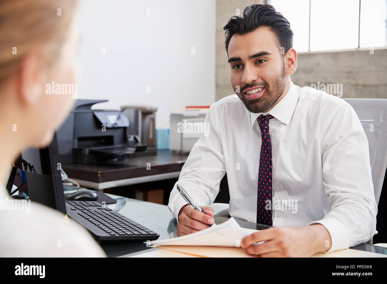 Junge Hispanic männlichen professionellen in der Begegnung mit Frau im Büro Stockfoto