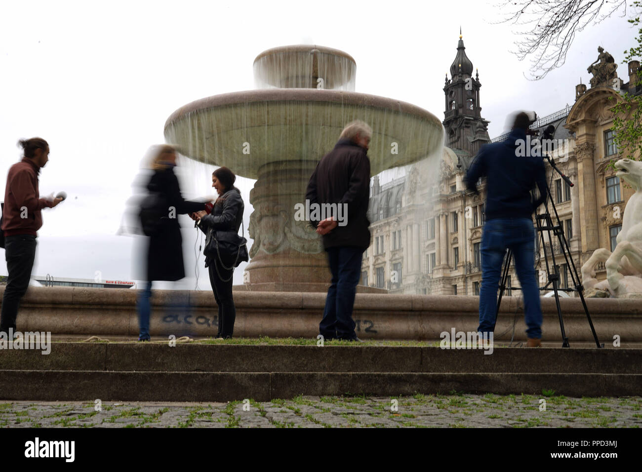 Eröffnung der Münchener Brunnen Saison 2016: Das Bild zeigt die Wittelsbacher Brunnen, im Jahr 1895 errichtet von Adolf von Hildebrand am Lenbachplatz, in Betrieb genommen nach der Winterpause. Stockfoto