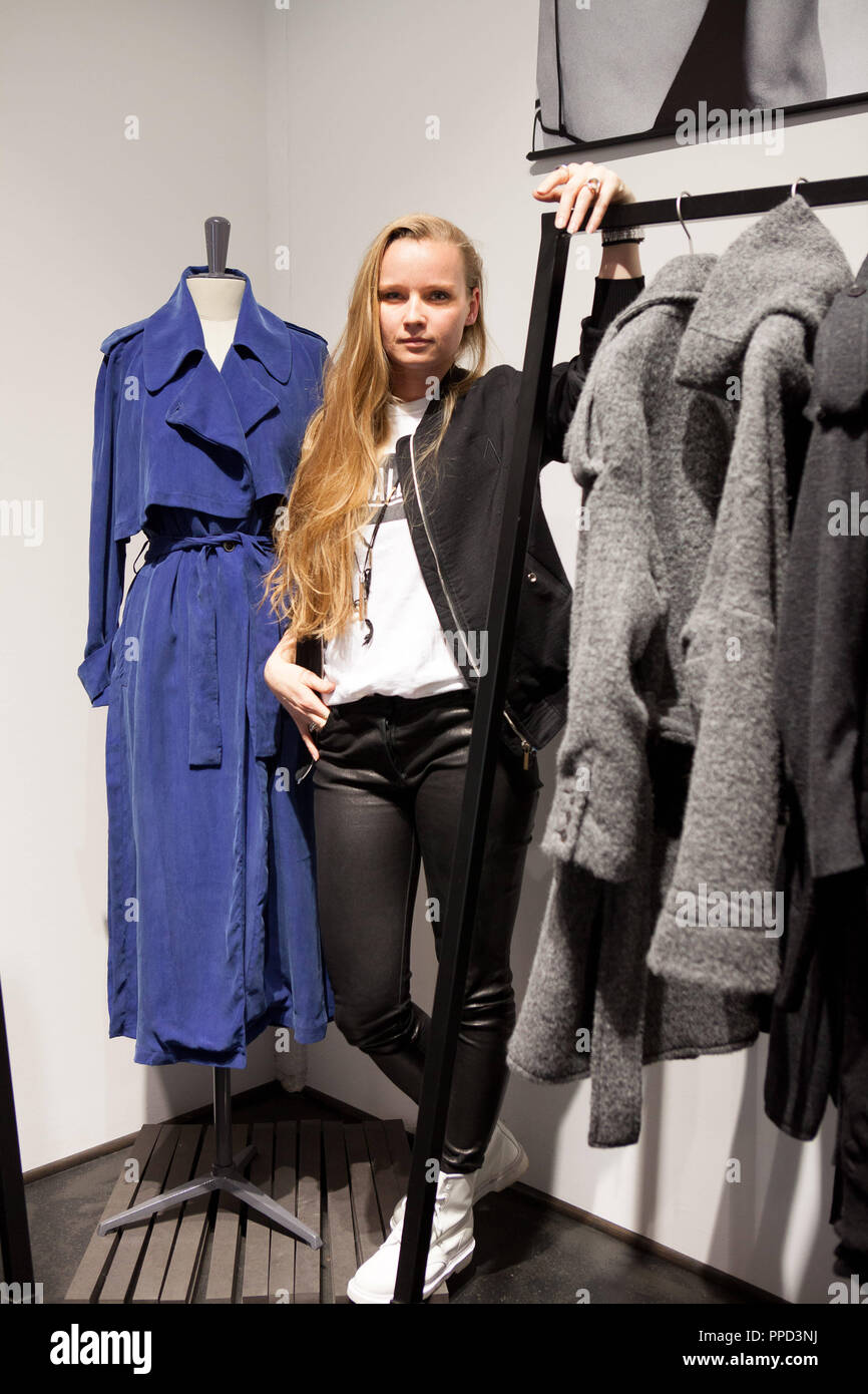 Vanessa Morin, Deutsche Mode Designer und Gründer des Labels "Vanessa Morin', dargestellt in ihrem Atelier in Haidhausen. Stockfoto