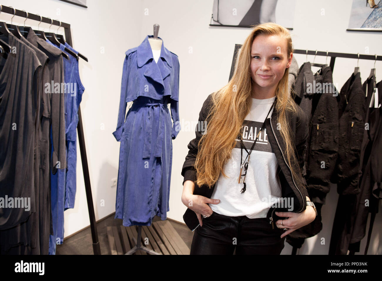 Vanessa Morin, Deutsche Mode Designer und Gründer des Labels "Vanessa Morin', dargestellt in ihrem Atelier in Haidhausen. Stockfoto