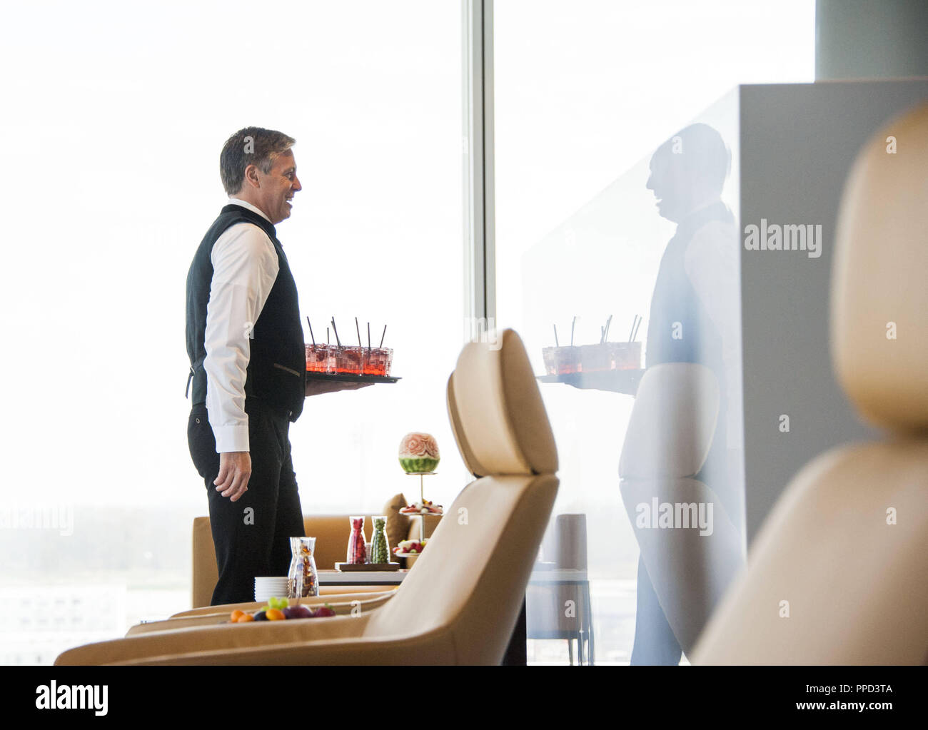 Vorschau auf den First Class, Senator und Business Lounges der Lufthansa im neu gebauten Satelliten-Terminal am Flughafen München. Stockfoto