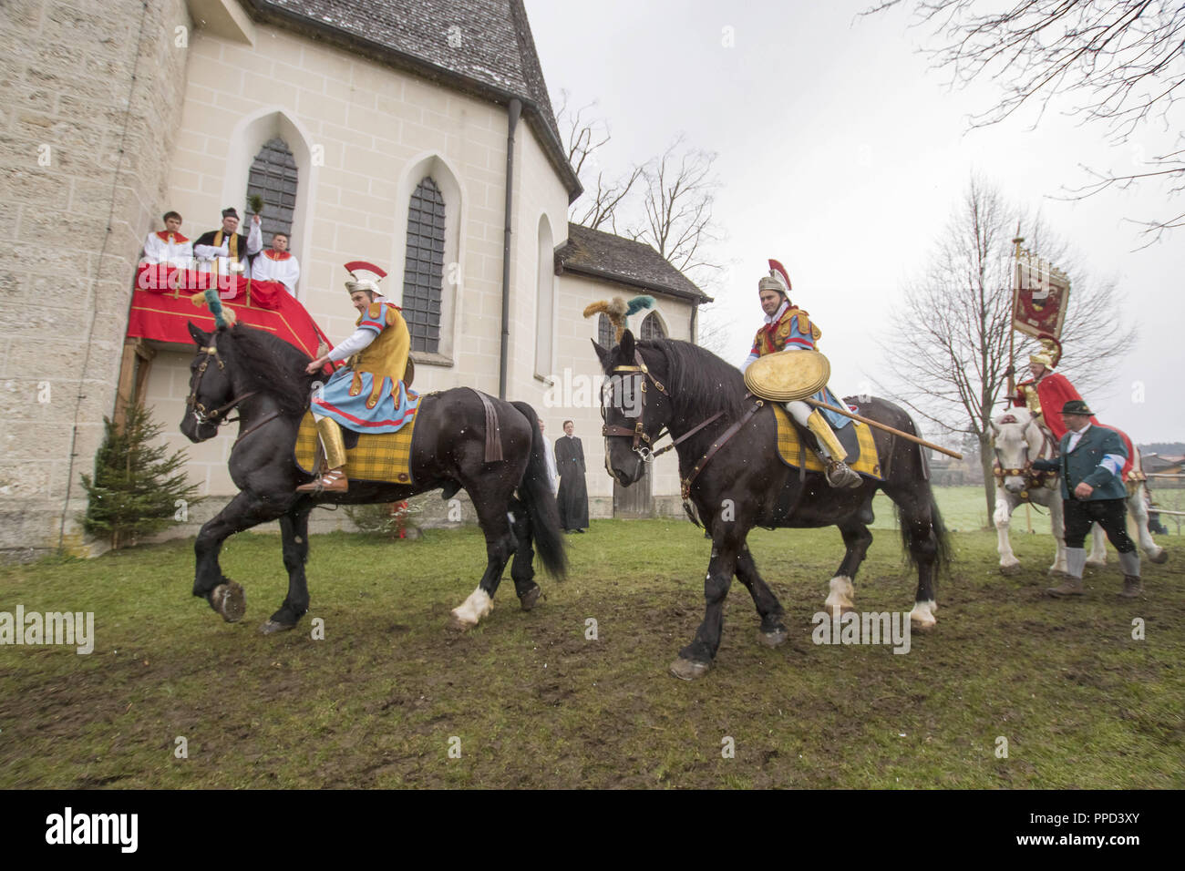 Georgiritt (George's Ride) in Traunstein bis zu den Ettendorfer Kircherl (St. Vitus und Anna Kirche) - wunderschön gestaltete Pferde gehen bis Ettendorf zusammen mit Schwert Tänzer und die "lindl" Stockfoto