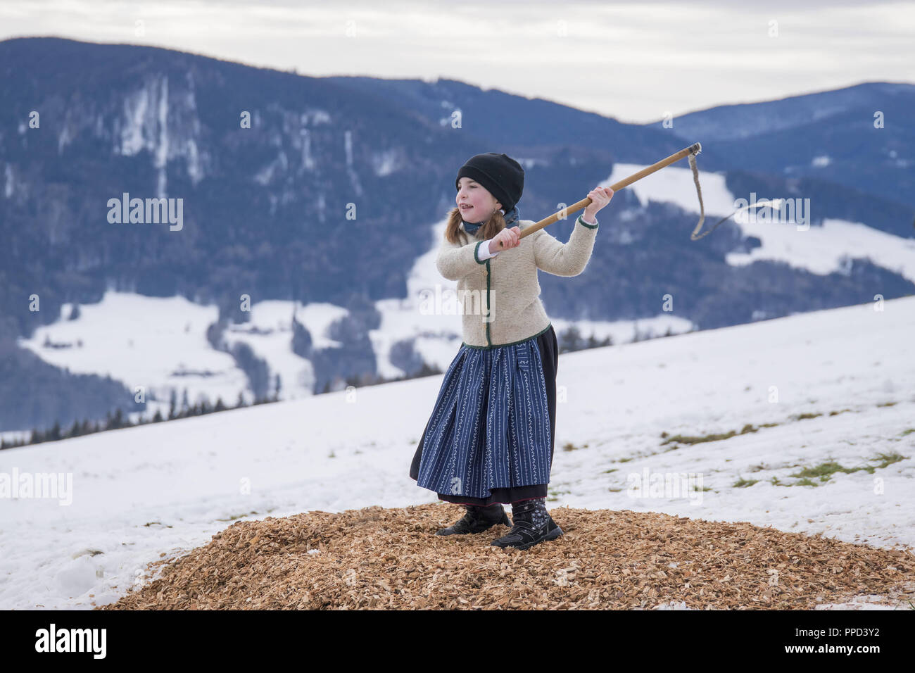 Das aperschnalzen (wettbewerbsfähige whipcracking) im Rupertwinkel, ist eine Tradition im Winter weg zu fahren, Berchtesgadener Land, Oberbayern Stoisser-Achental. Peitsche Rissbildung Wettbewerb an der Strobl Alm-Hoegl mit Teilnehmern aus den Gemeinden Anger - Aufham und Piding. Stockfoto