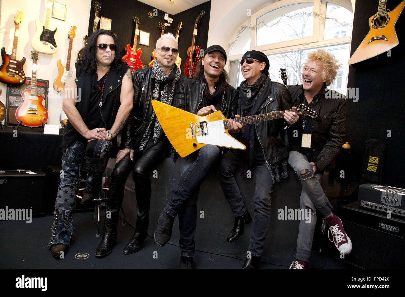Von links nach rechts: Pawel Maciwoda, Rudolf Schenker, Matthias Jabs, Klaus Meine und James Kottak der Rock Band corpions' vor dem München Konzert links die Gitarre shop 'MJ Gitarren Besuch" von Matthias Jabs auf der Pariser Straße in Haidhausen. Stockfoto