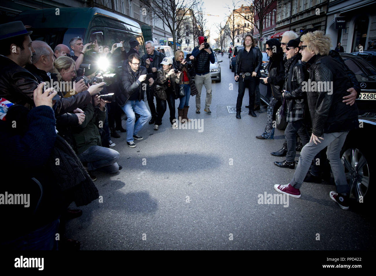 Die Mitglieder der Rockband corpions' besuchen Sie die Gitarre store 'MJ Gitarren" von Matthias Jabs an der Pariser Straße in Haidhausen vor dem München Konzert. Im Bild drummer James Kottak mit Jessie James Plüsch Spielzeug. Stockfoto