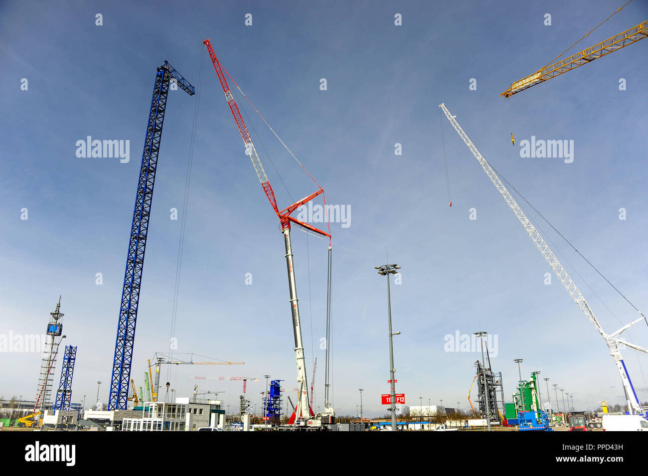 Bauarbeiten für die BAUMA 2016, Fachmesse für Bau-, Baustoff- und Bergbaumaschinen, Baufahrzeuge und Ausrüstung auf dem Messegelände in Riem. Stockfoto