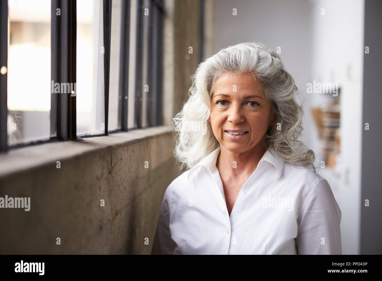 Senior weiß Geschäftsfrau im weißen Hemd, Porträt Stockfoto