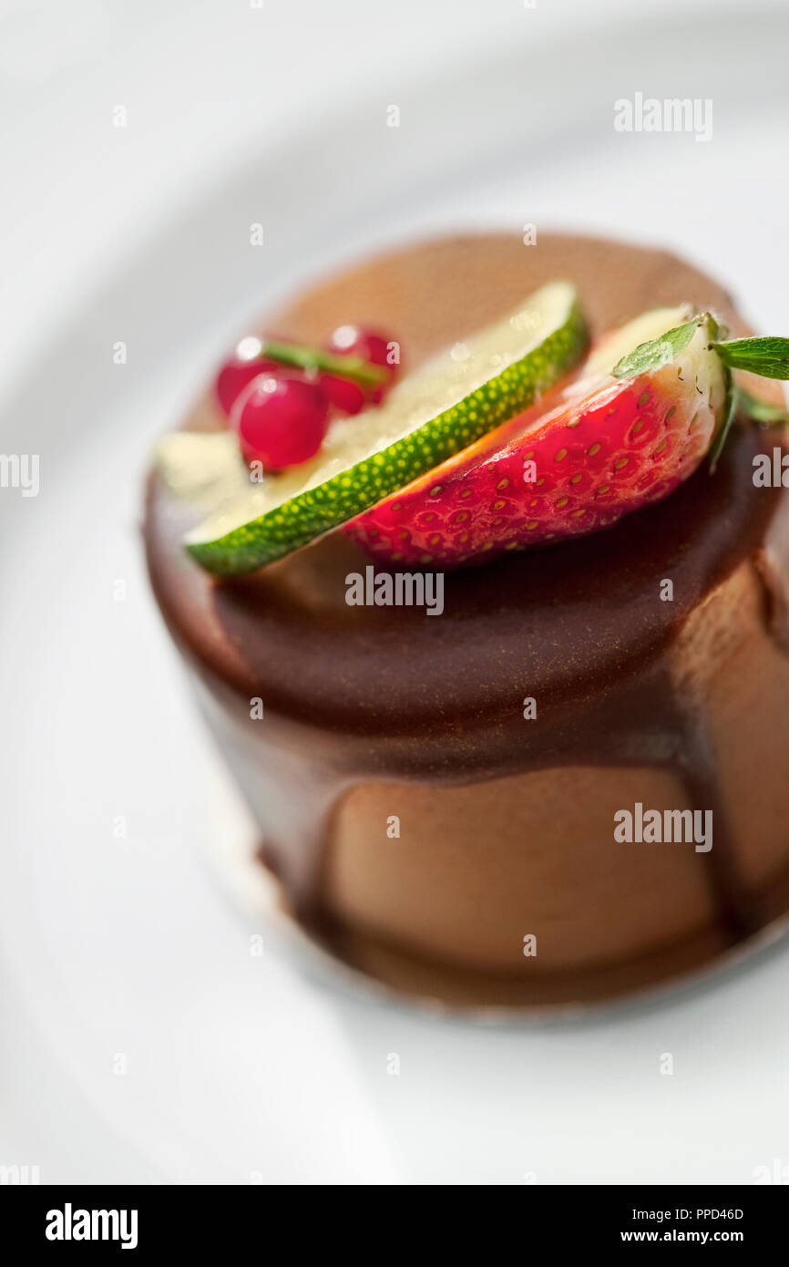 Nahaufnahme eines französischen Mousse Schokolade und Früchte Stockfoto