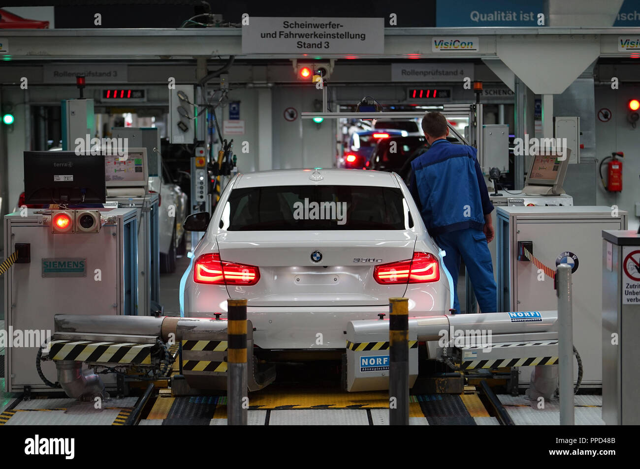 Die Automobilproduktion im BMW-Stammwerk in Milbertshofen. Im Bild, die Scheinwerfer und die ...