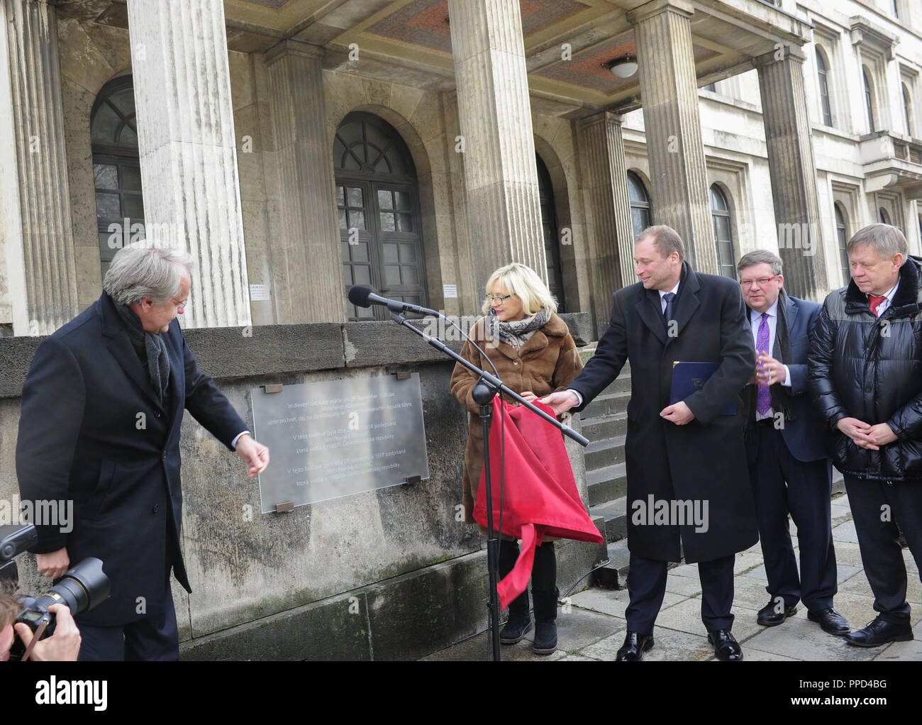 Auf der linken Treppe von der Hochschule für Musik und Theater in der Arcisstrasse 12 (das ehemalige "Fuehrerbau") ist eine Plakette der "Münchner Abkommen" von 1938 zu gedenken, vorgestellt. Die Veranstaltung wurde in Anwesenheit von Minister für Europäische Angelegenheiten, Beate Merk (Mitte) sowie die Botschafter der Tschechischen Republik und der Slowakei, Tomas Jan Podivinsky (rechts, neben Merk) und Peter Lizak (links). Stockfoto