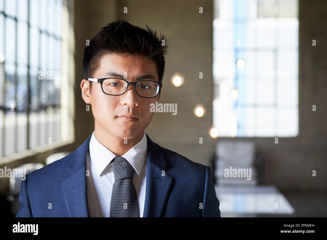 Junge asiatische Geschäftsmann zu Kamera, Kopf und Schultern suchen Stockfoto