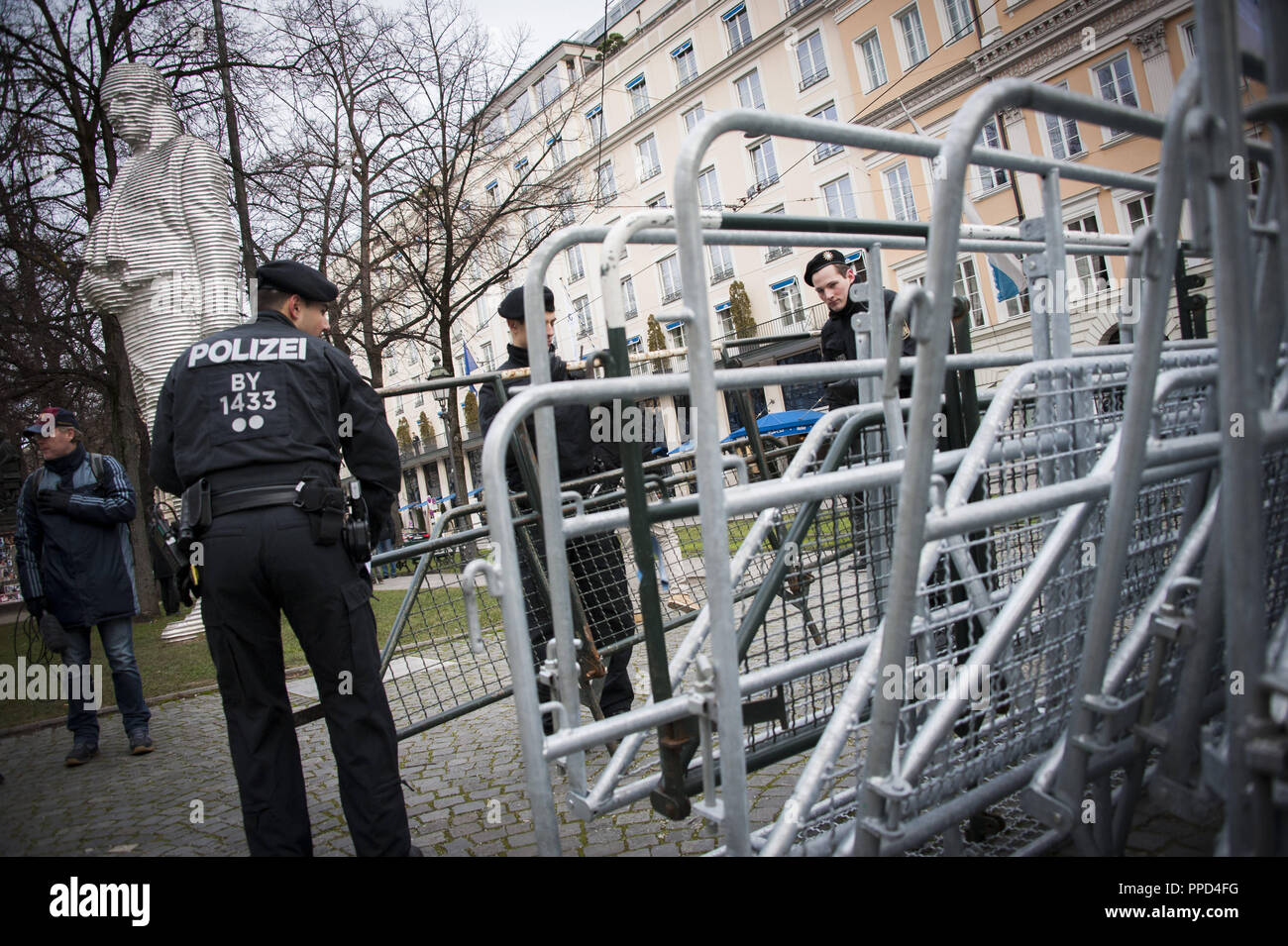 Errichtung von Barrieren um das Hotel 'Bayerischer Hof' am Promenadeplatz, der Polizei sind in Kraft hier aufgrund der Münchner Sicherheitskonferenz (SiKo). Stockfoto