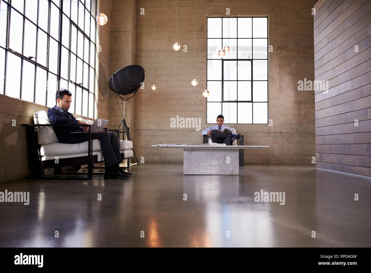 Zwei Männer im Foyer des Gebäude Stockfoto