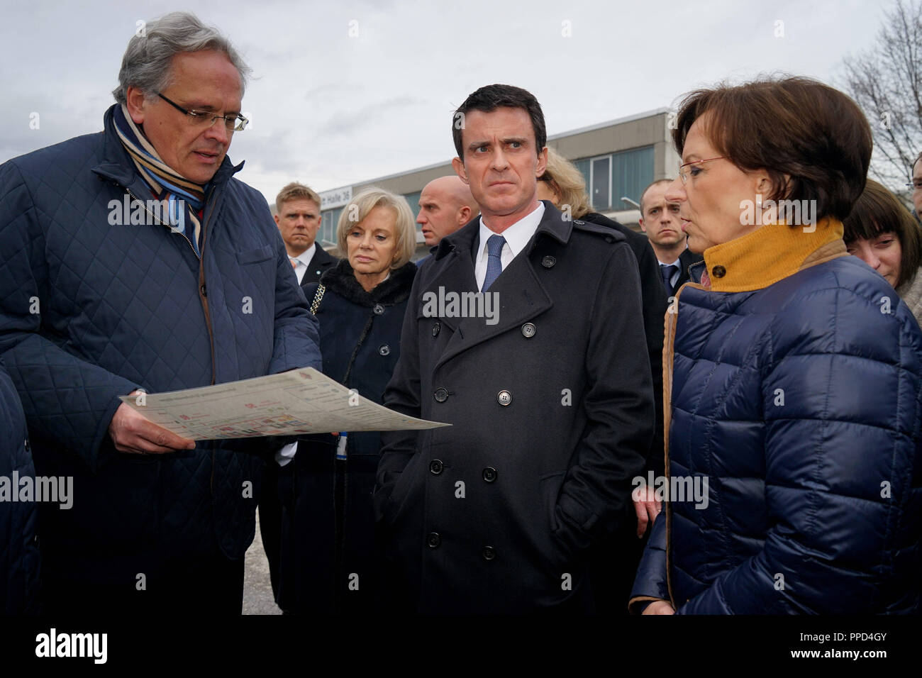 Manuel Valls (m.), Premierminister der Französischen Republik, begleitet von der bayerischen Sozialministerin Emilia Müller (r.) und der Präsident der Regierung von Oberbayern, Christoph Hillenbrand (l), der Erstaufnahmeeinrichtung für Flüchtlinge in der Bayernkaserne. Stockfoto