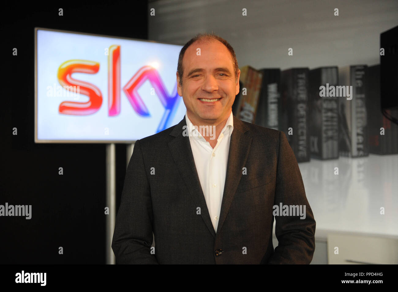 Carsten Schmidt, Vorsitzender der Geschäftsführung der Sky Deutschland, präsentiert, Elyas M'Barek als das neue Gesicht des Pay-TV-Kanal. Stockfoto