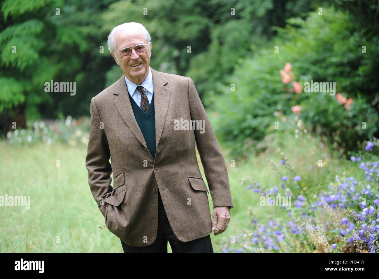 Franz von Bayern, der Chef des Hauses Wittelsbach, in seinem privaten Garten in der Nähe von Schloss Nymphenburg. Stockfoto