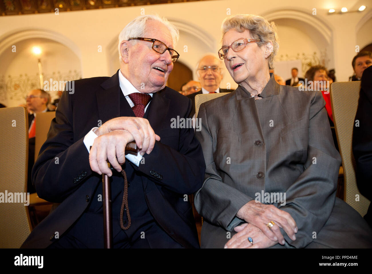 Jubilar Hans-Jochen Vogel mit seiner Frau Liselotte bei der festlichen Empfang der SPD nach seinem 90. Geburtstag im Festsaal des Alten Rathauses in München. Stockfoto