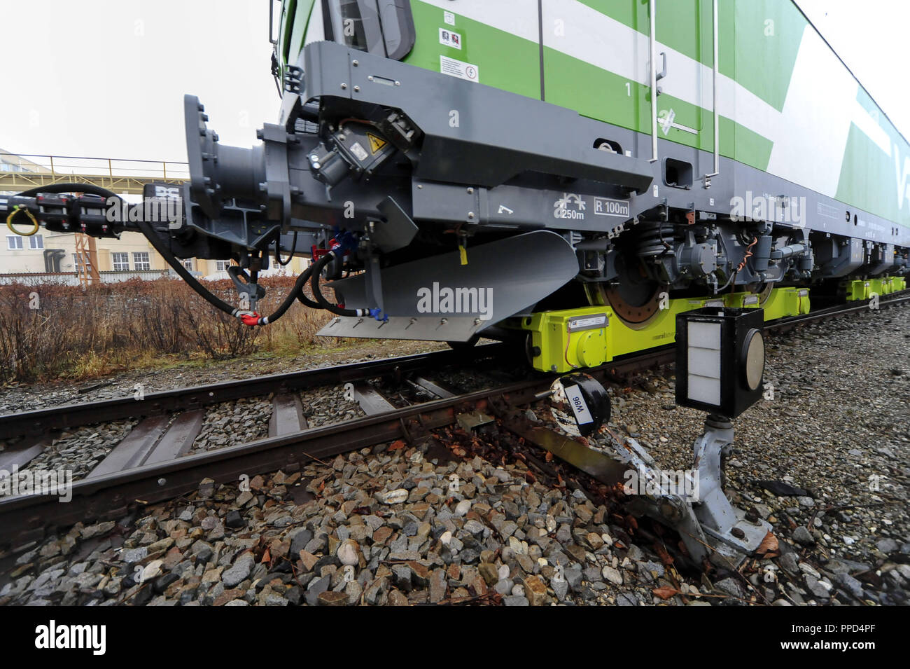 Eine neue Breitspur Lokomotive wird von der Firma Railadventure nach Finnland aus der Siemens Werk in München-allach übertragen. Stockfoto