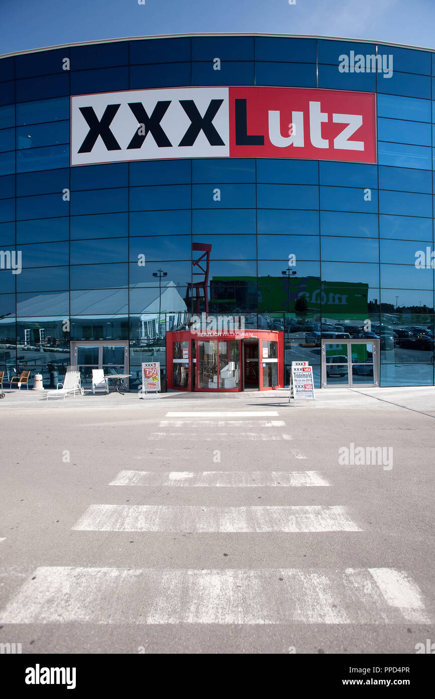 Eingang zum Möbelhaus XXXLutz in Aschheim bei München Stockfotografie -  Alamy