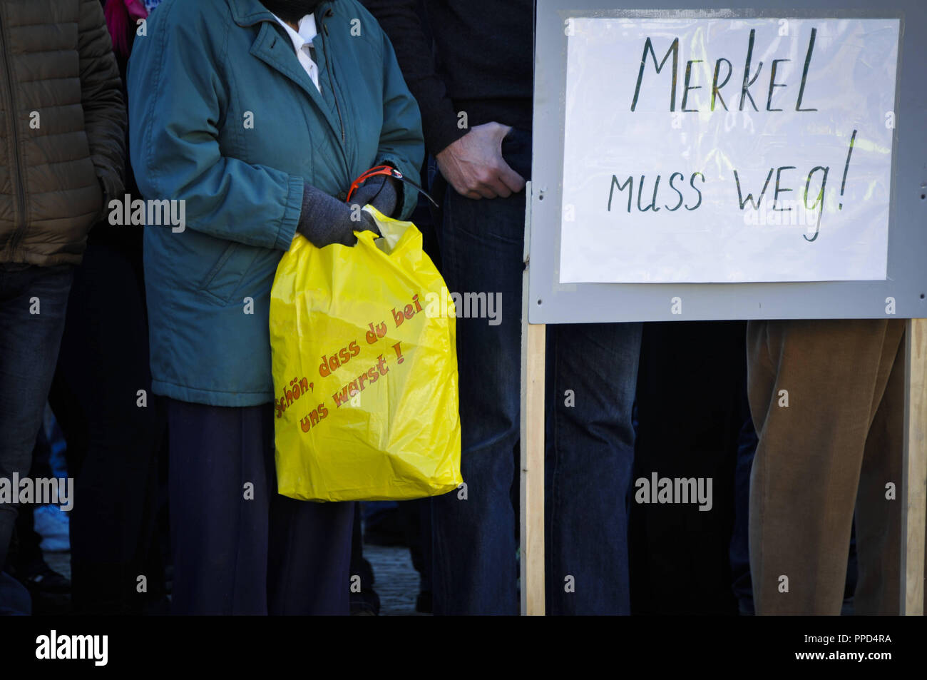 Der Russlanddeutschen sammeln in der Stadt Traunreut gegen die Flüchtlingspolitik der Angela Merkel, der Islam und die angeblichen Lügen drücken Sie demonstrieren. Im Bild sehen Sie den Slogan "Schön, dass Sie bei uns waren' auf einer Einkaufstasche, neben Banner mit der Forderung 'MErkel muss gehen". Stockfoto