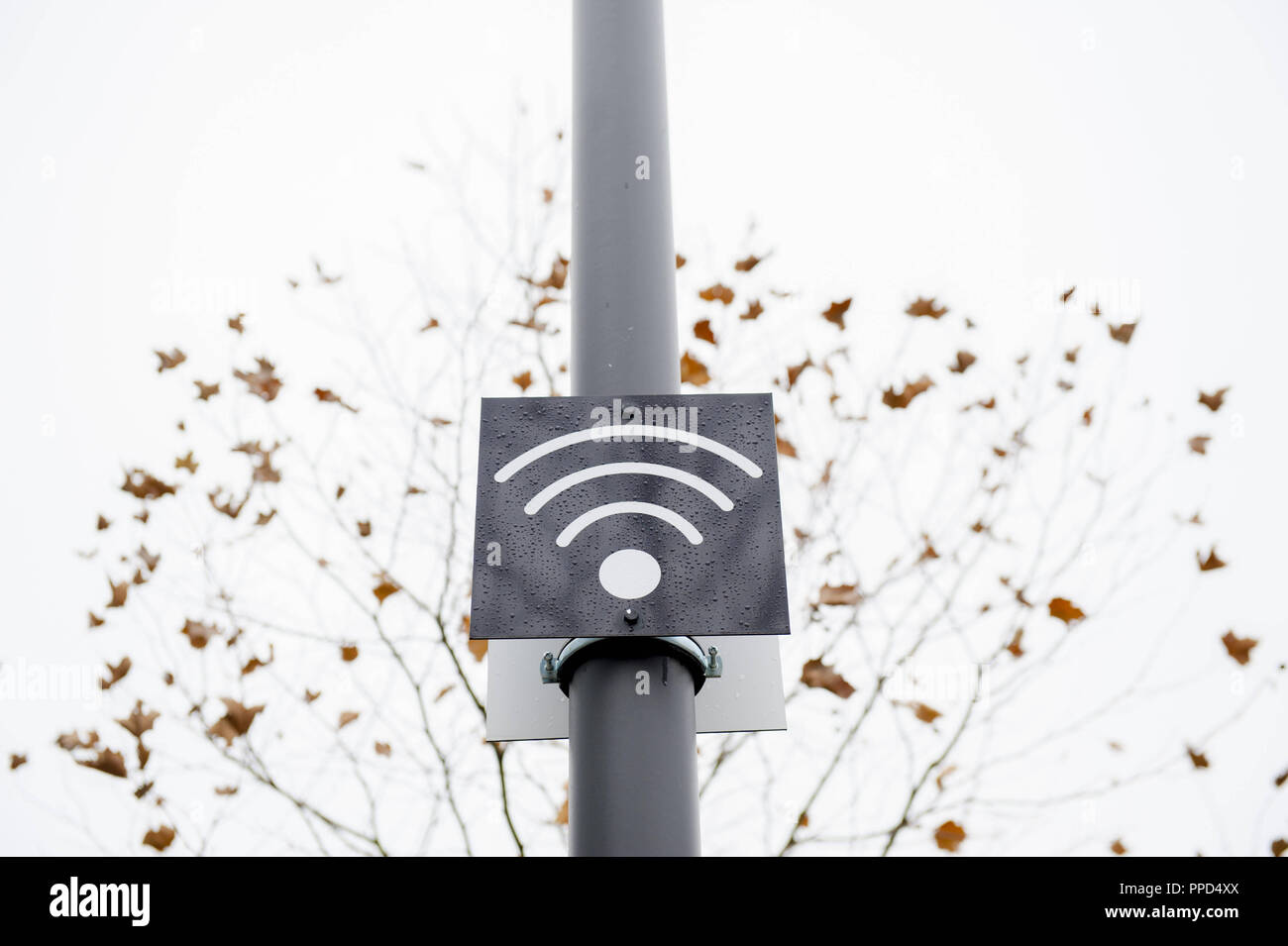 Wlan Hotspot vor der "Pasing Arcaden". Stockfoto Wlan Hotspot vor der "Pasing Arcaden". Stockfoto