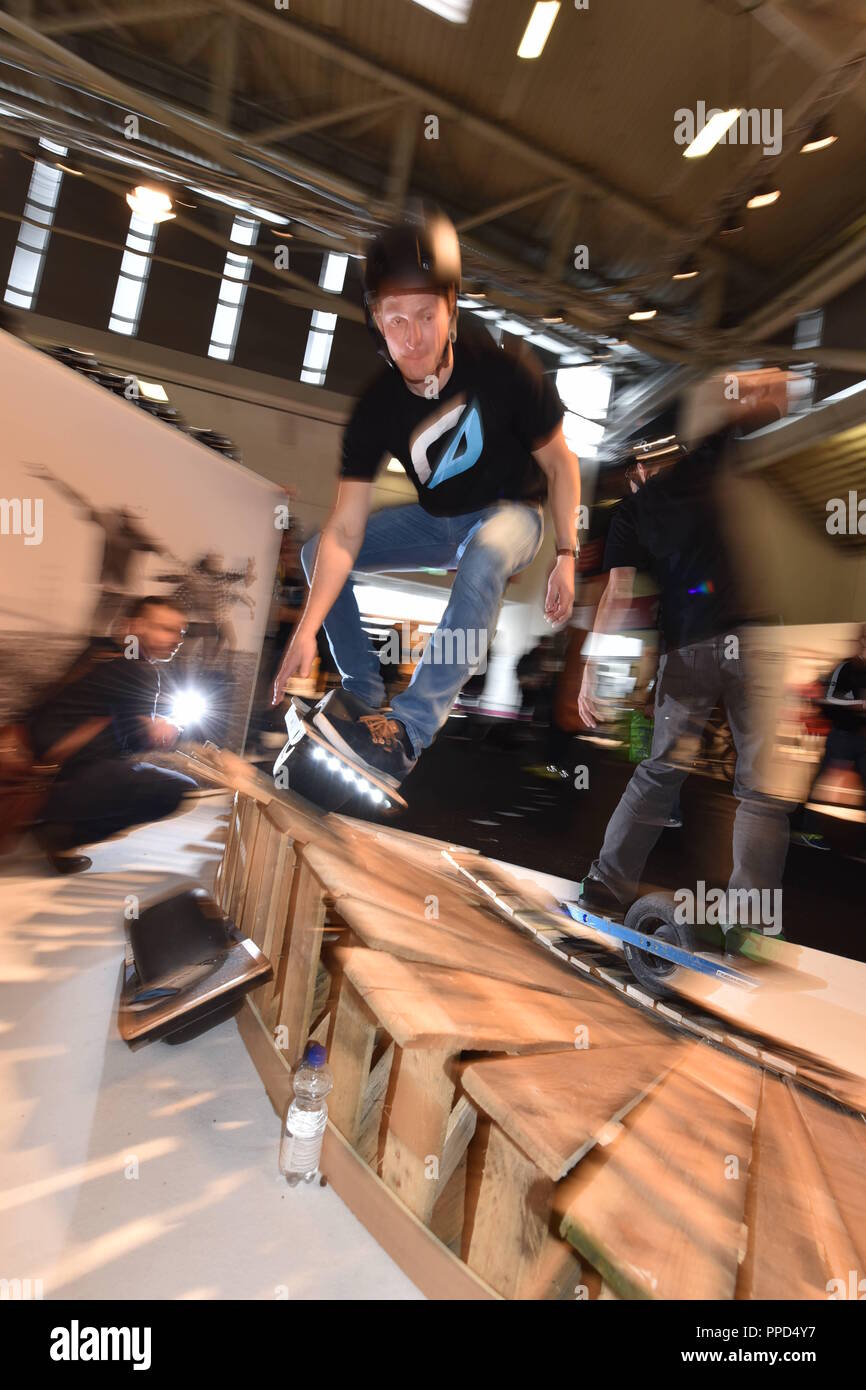 ISPO Neuheiten 2016: im Bild die "Onewheel" Skateboard mit eingebautem Motor auf dem Stand des US-amerikanischen Unternehmens Zukunft/Motion Inc. Stockfoto