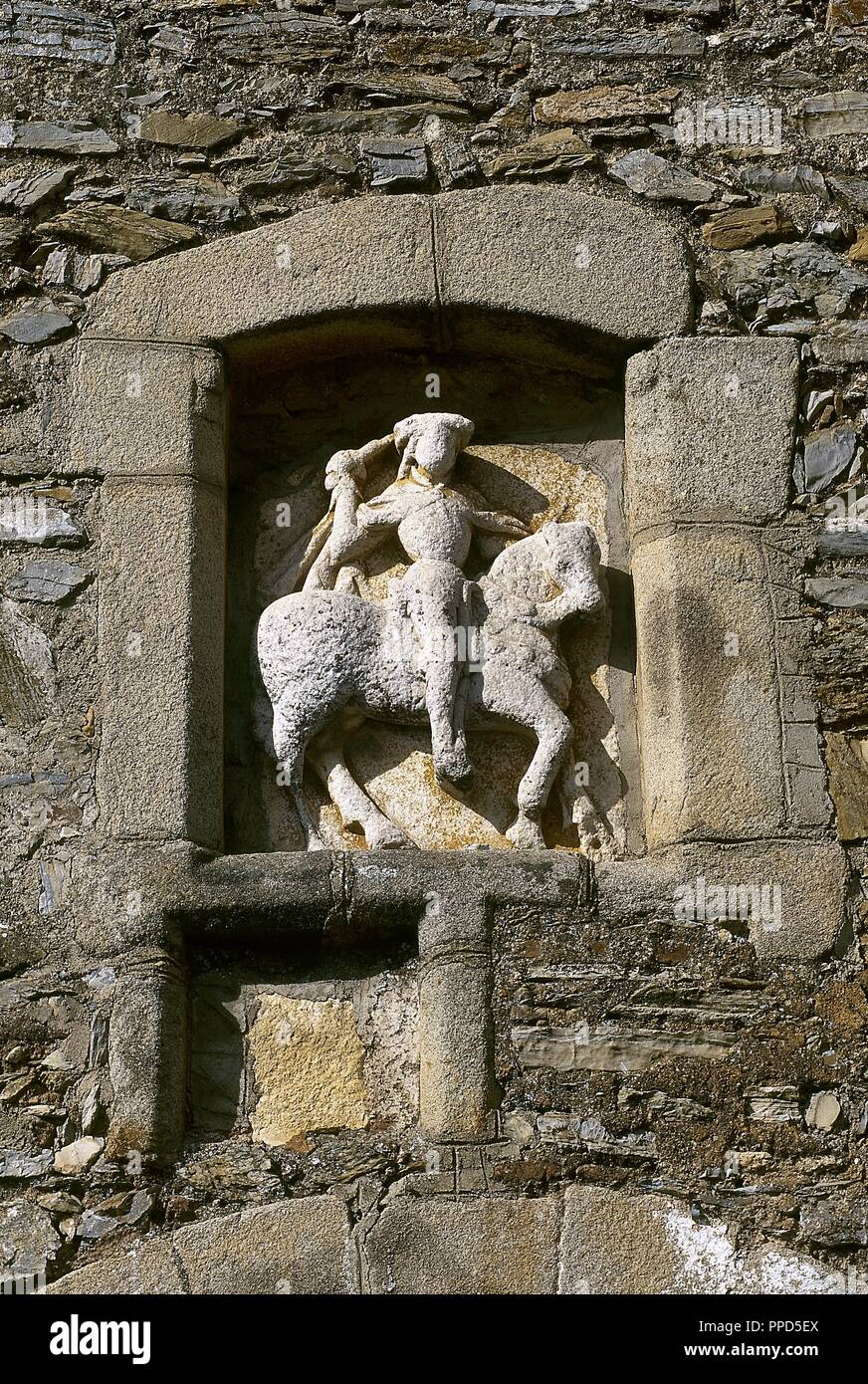 Zafra, Provinz Badajoz, Extremadura, Spanien. Turm und Tor der Wände (Tor von Badajoz oder Cubo's Arch), Detail. 17. Jahrhundert. Reiterstatue des Heiligen Jakobus das Moor - Slayer. Granit Stein. Stockfoto