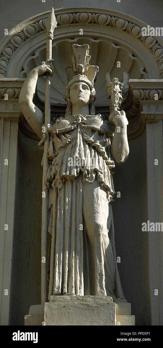 Guadalajara, Kastilien-La Mancha, Spanien. Palast von Antonio de Mendoza, aus dem 16. Jahrhundert. Neoklassische Balkon, zwischen 1902 und 1906 von dem Architekten Ricardo Velázquez Bosco (1843-1923). Statue der Göttin Athene (römisch Minerva). Stockfoto