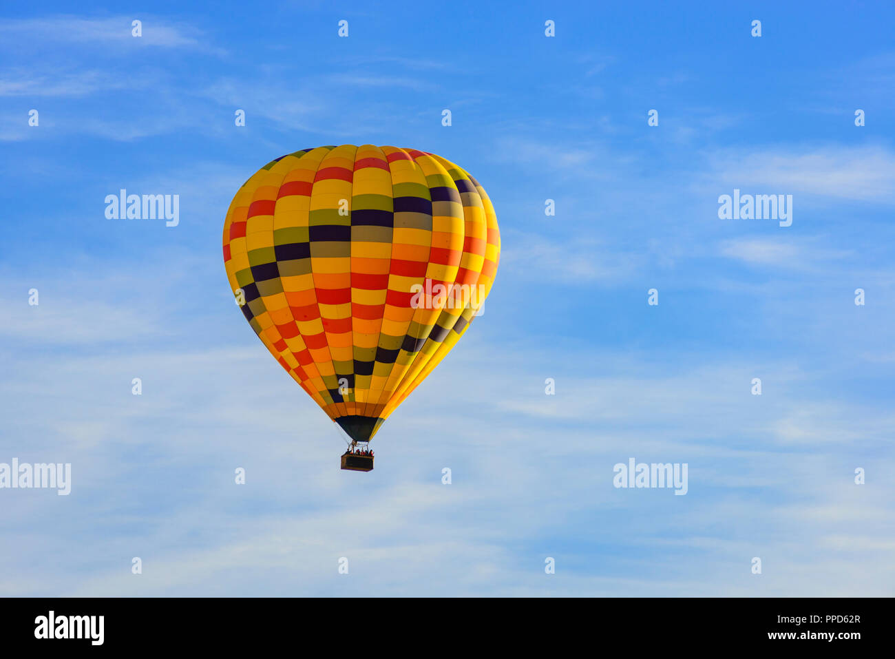 Gelbe Heißluftballon hoch in der Luft. Stockfoto