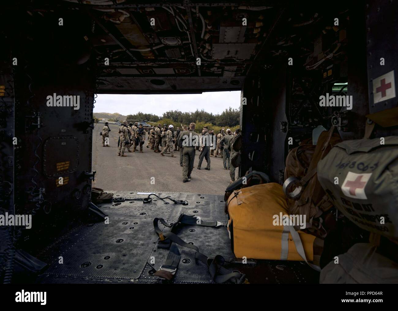 Us-Soldaten und Marines auf die Verteidigung POW/MIA Accounting Agentur (DPAA) und Blitz Academy, 25 Infanterie Division, bereiten helocast Training aus einer UH-1Y Huey Hubschrauber bei Marine Corps Training Bereich Faltenbälge, Hawaii, Aug 29., 2018. DPAA leitet globale Suche und Bergung in einigen der am meisten strengen Umgebungen auf dem Planeten in der Bemühung, die möglichst vollständige Buchhaltung unserer fehlt Personal zu ihren Familien und der Nation zu stellen. Stockfoto