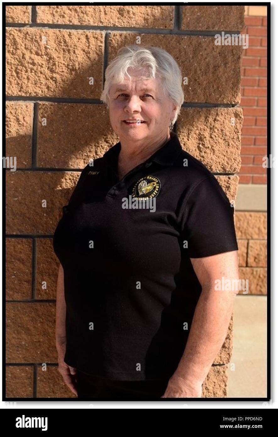 Terry Chapman ist ein Freiwilliger mit dem G.I. Omas und Gramps an U.S. Army Medical Department Aktivität - Fort Carson Warrior's Übergang Bataillon. Terry begann freiwillig für die Organisation, als es 2012 gegründet wurde als Weise, ihr Sohn, Luftwaffe Lehren ehren. Sgt. Johns A. Chapman. Ihr Sohn war, 4. März 2002 während der Schlacht um Robert's Ridge während der Operation Anaconda, in Afghanistan getötet. Die Organisation besteht aus 16 Gemeindemitglieder, Veteranen, und Blau und Gold Star Familien. Stockfoto