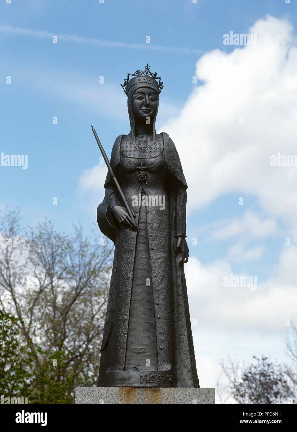 Isabella I. von Kastilien (Madrigal de las Altas Torres, 1451 - Medina del Campo, 1504). Königin von Kastilien (1474-1504), sogenannte Isabella die Katholische. Die Tochter von Johann II. von Kastilien und Isabella von Portugal. Statue von M. Lopez, 1982. Madrigal de las Altas Torres, Provinz Avila, Kastilien und Leon, Spanien. Stockfoto
