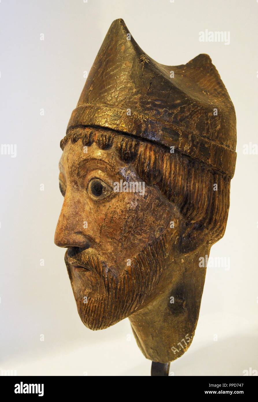 Kopf eines heiligen Bischofs. Köln, C. 1160-1180. Eiche, polychrome. Schnu tgen Museum. Köln, Deutschland. Stockfoto