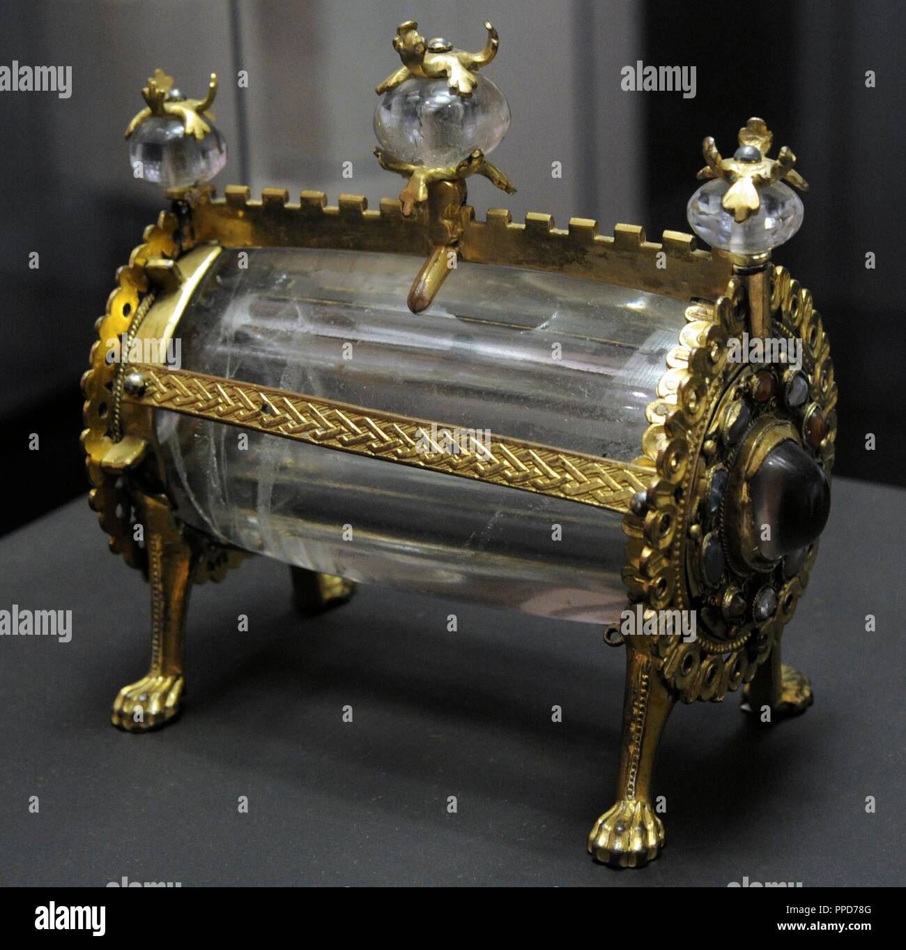 Bergkristall Reliquiar auf Lion's Füßen. Rheinland, C. 1200. Deutschland. Bergkristall, vergoldete Kupfer verziert mit Edelsteinen. Museum Schn eur Tgen. Köln, Deutschland. Stockfoto