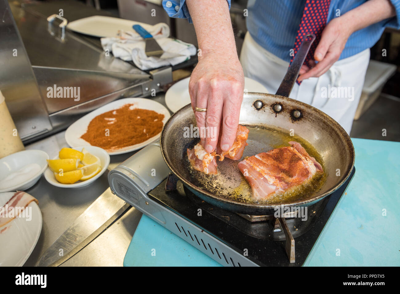 Speck umwickelt Rockfish ist Pan für eine Maryland Meeresfrüchte orientierte Gericht angebraten. Stockfoto