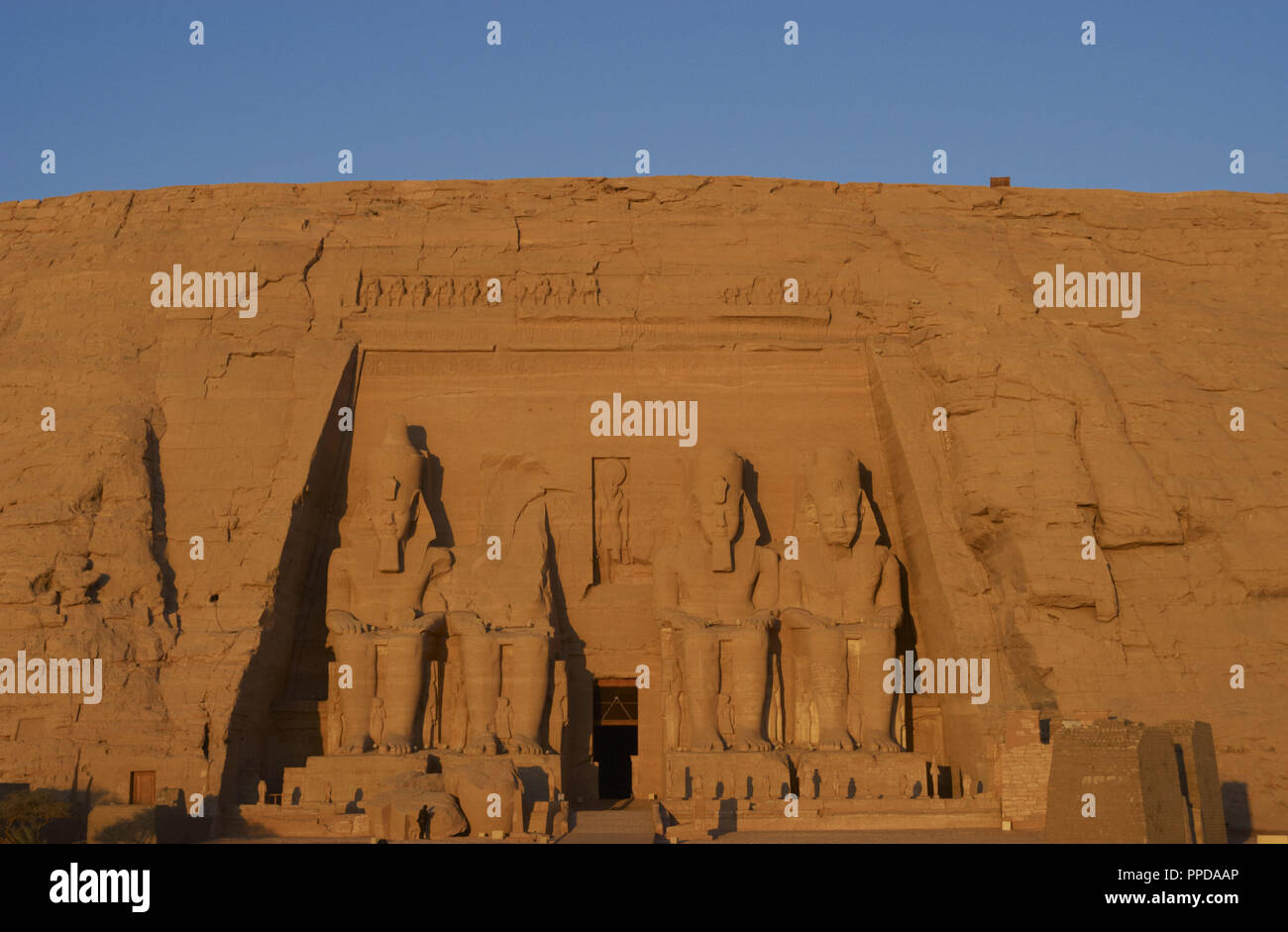 Ägyptische Kunst Großen Tempel von Ramses II. Vier kolossale Statuen, die den Pharao Ramses II (1290-1224 v. Chr.) Mit dem nemes Kopf sitzt und durch die doppelte Krone überragt. 19. Dynastie. Neuen Reich. Abu Simbel. Ägypten. Stockfoto