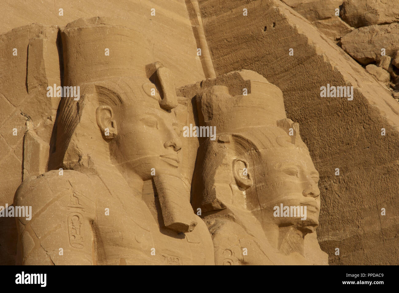 Ägyptische Kunst Großen Tempel von Ramses II. Zwei kolossale Statuen, die den Pharao Ramses II (1290-1224 v. Chr.) Mit dem nemes Kopf sitzt und durch die doppelte Krone überragt. 19. Dynastie. Neuen Reich. Abu Simbel. Ägypten. Stockfoto