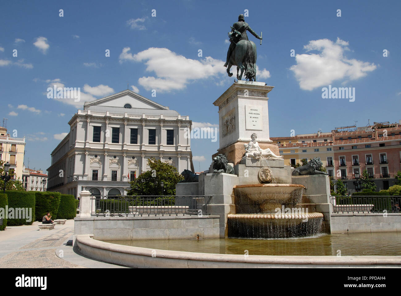 MADRID. Plaza de Oriente. En Primer término, Estatua Ecuestre de Felipe IV, Obra en Bronce de Pietro Tacca. Al fondo, El Teatro Real, Edificio construído Entre 1818 y 1850 según Proyecto de Antonio López Aguado. España. Stockfoto