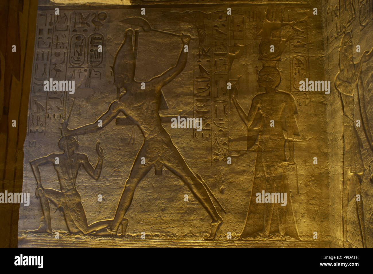 Ägyptische Kunst Großen Tempel von Ramses II. 19. Dynastie. Relief mit der Darstellung der siegreiche Pharao Ramses II mit einem Feind gefangen genommen. 19. Dynastie. Neuen Reich. Abu Simbel. Ägypten. Stockfoto