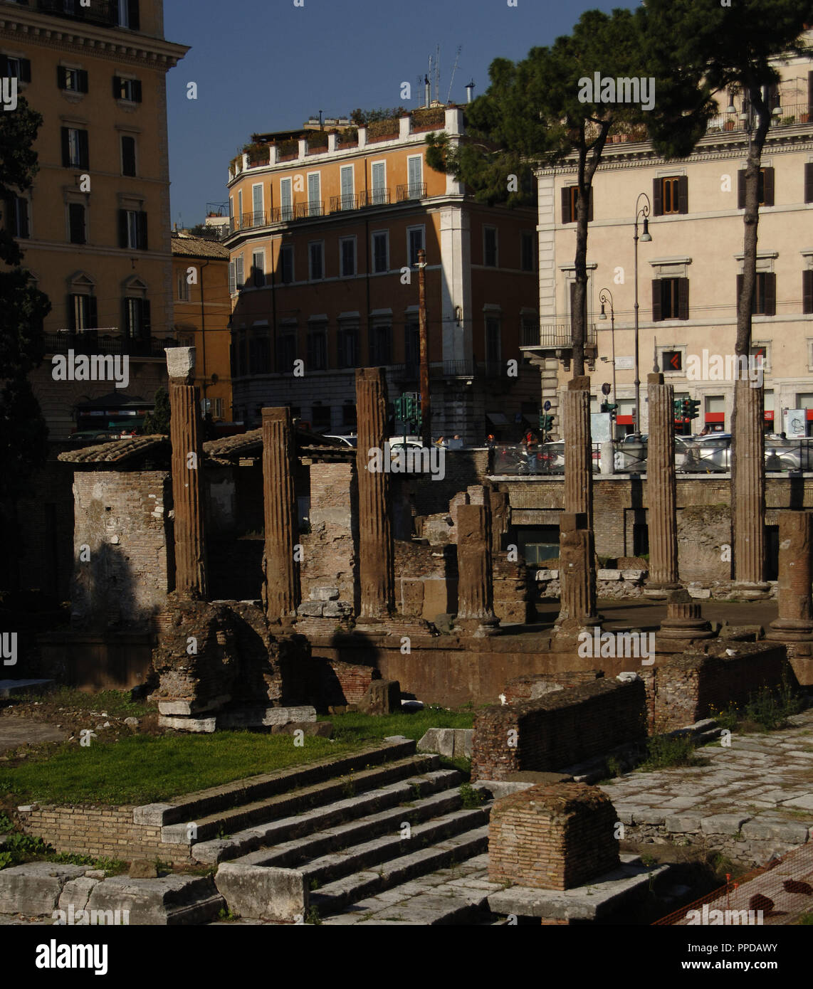 Italien. Rom. Heiligen Bereich des Largo di Torre Argentina. Tempel ein Jutuna gewidmet. Durch Gaius Lutatius Catulus gebaut. 3. Jahrhundert v. Chr.. Tannen, bleibt der Tempel B. 2. vorchristlichen Jahrhundert. Stockfoto
