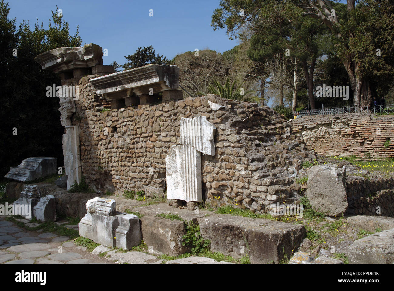 Italien. Ostia Antica. Römische Tor (Porta Romana). Gehört zu den Stadtmauern. 1. Jh.V.Chr. Bei über Ostiensis. Stockfoto