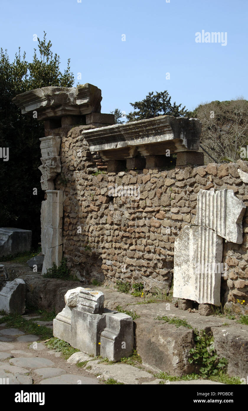 Italien. Ostia Antica. Römische Tor (Porta Romana). Gehört zu den Stadtmauern. 1. Jh.V.Chr. Bei über Ostiensis. Stockfoto