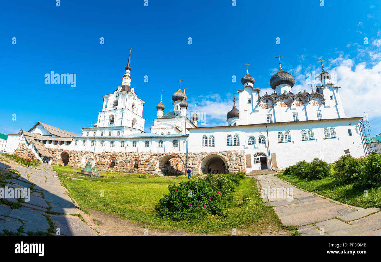 Blick auf den Innenhof mit seinen spaso-preobrazhensky Solovetsky Kloster, Archangelsker oblast, Russland. Stockfoto